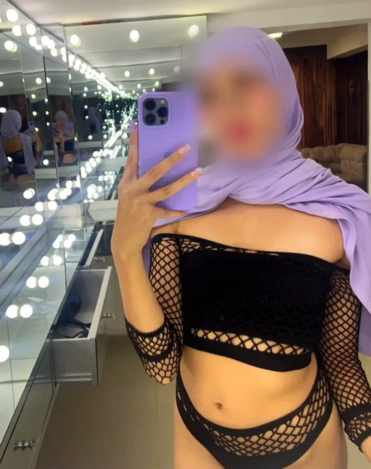 Nina, 24